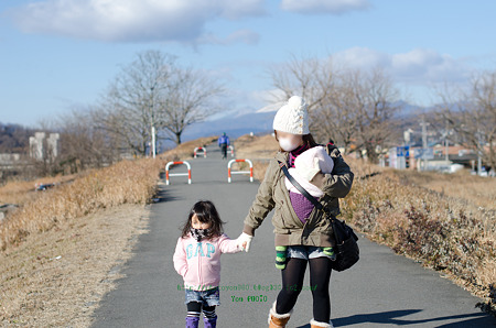 少林山だるま市の帰り道の土手