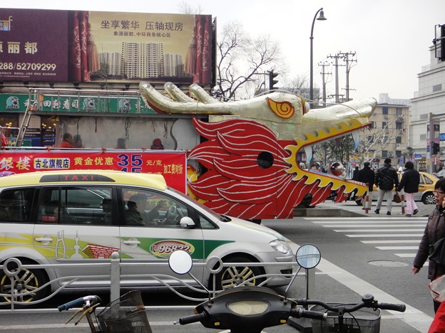 天山路（上海）　広告宣伝CARの龍