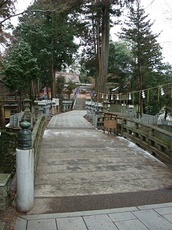 橋を渡ります。
