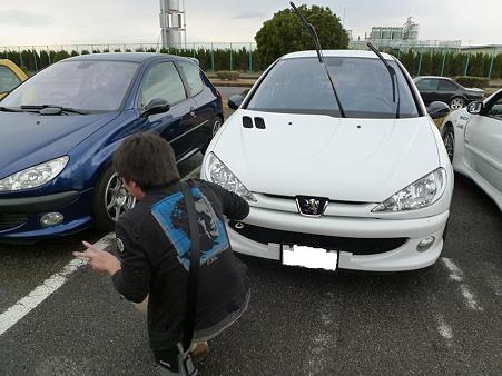 車を吹き上げる人