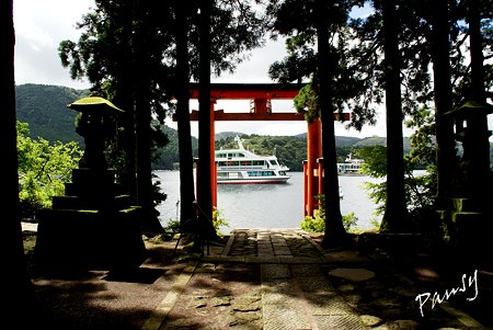 参道より芦ノ湖・・箱根神社・・19