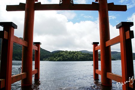 平和の鳥居から・・　箱根神社・・20