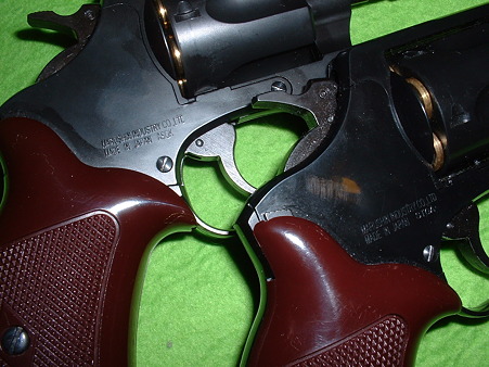 手持ち ニューナンブ系 TOYGun マルシン 8mm ポリスリボルバー 発売時期による 加盟団体刻印違い 2in 旧カート仕様版(左) 3in Xカート仕様版(右)Doburoku-TAO
