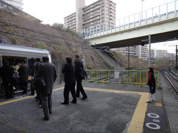 下り電車にも上り電車にも乗らない様子