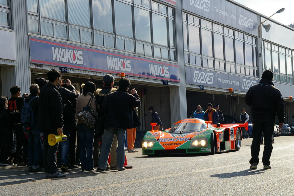 ピットに戻ってきたMAZDA787Bと片山義美選手 （次男撮影）