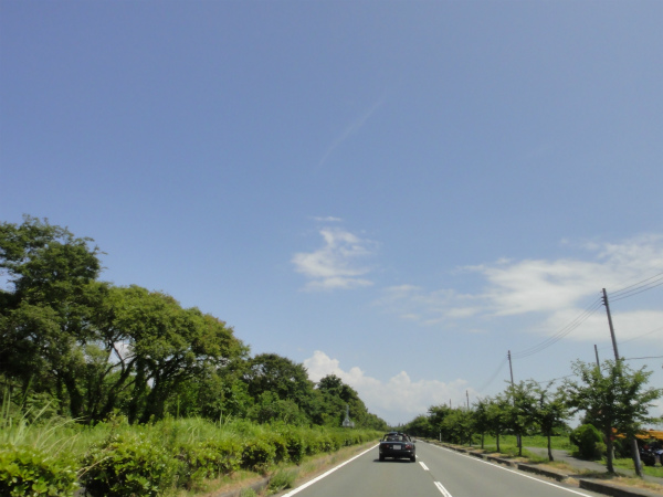 真夏の空の下を走る